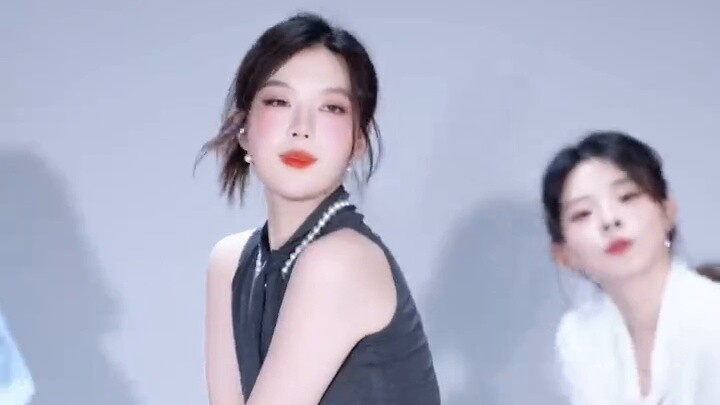 Hadir dengan aroma｜tarian rok pendek AOA