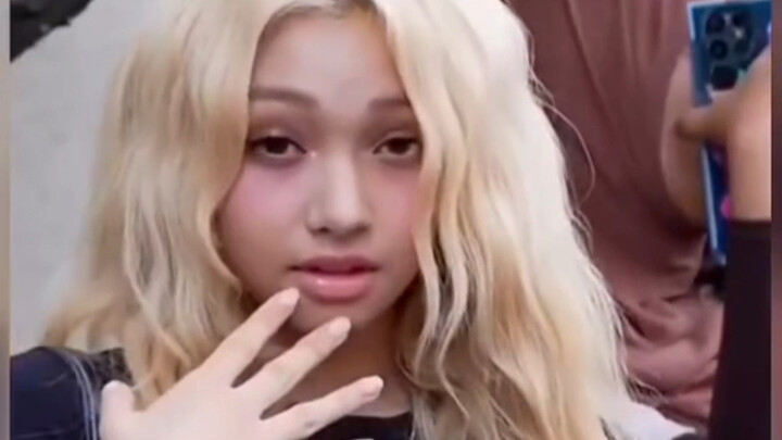 Zhang Yuanying, I’m sorry—someone even more phony than you has shown up…