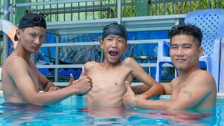 NERF WAR FOOTBALL VS SWIMMING BATTLE - KUN BƠI LỘI