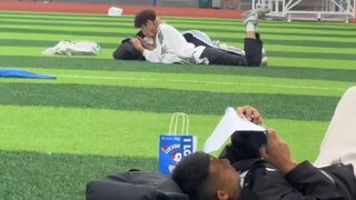 شاركت فتاة مشهدًا في الحرم الجامعي: "هكذا يأتي الحب"
