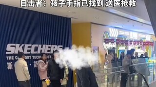 Di sebuah pusat perbelanjaan di Zhoukou, Henan, seorang anak kecil secara tidak sengaja jari tangann