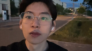 和去年图书馆的自己合拍