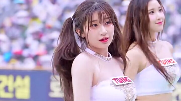 【Li Zhuyin】The popular cheerleader beauty dances to Hello Venus's song; her serious dancing is so ad