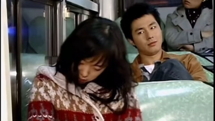 Nếu đi du lịch với người mình thích, điểm đến có thể là chiếc xích đu ở công viên ngay dưới nhà.