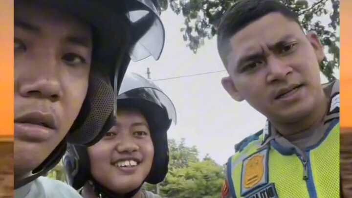 polisinya ketawa 200 ribu 😂