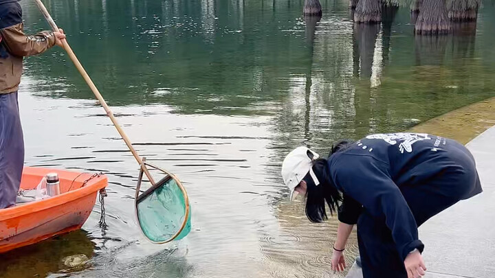 تحدي القفز باللوح على الدرج.. من سيطير إلى الماء؟