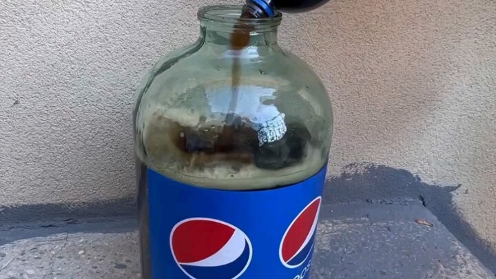 مسابقة تفجير الزجاجات المتدحرجة على الدرج