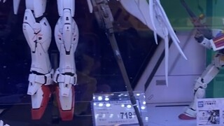 Let's take a look at the level of the "Gundam" display case at Toys "R" Us