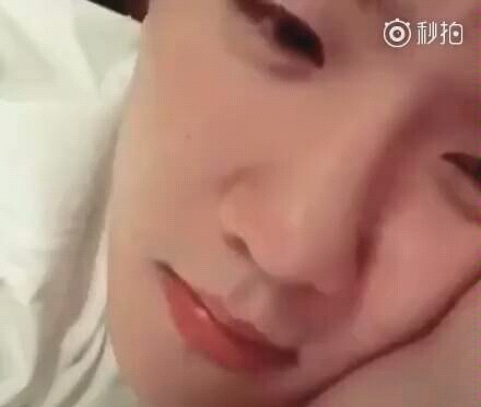 【IU】Cute Baekhyun softly humming “Autumn Morning” on camera