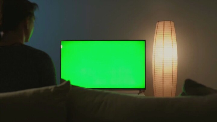 【Bahan Green Screen】Perempuan duduk di sofa menonton TV, terus-menerus mengganti saluran