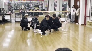 Bagaimana rasanya menarikan ciuman elektrik EXO di babak penyisihan kompetisi dansa sekolah?