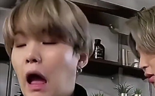 【BTS】Thần tượng đơ rồi phải làm sao?