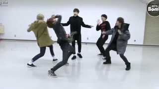 جيمين الذي لم يعطِ رد فعل لـ هوبي وطارده الجميع، والقط سوجا الذي ظهر أخيرًا