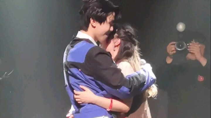 Chứng kiến khoảnh khắc hạnh phúc! Lão Fan Qie tổ chức live cầu hôn thành công!