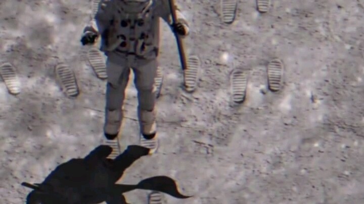 Lihat dia begitu bersemangat, mungkin baru aja ada jaringan internet di Bulan!