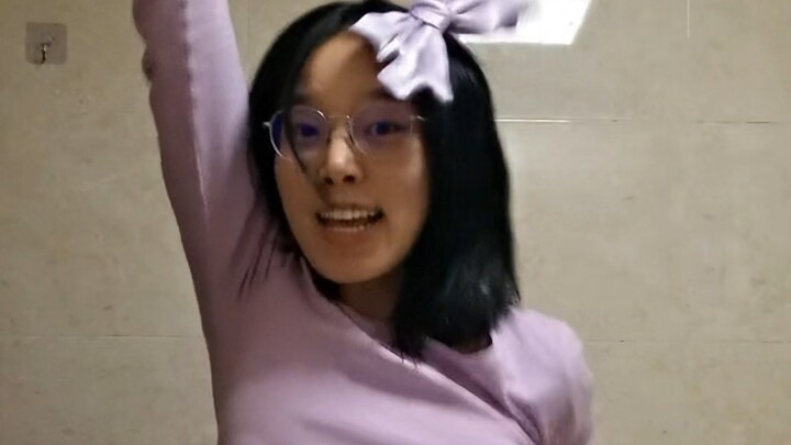 المجنون هو من يحاول تغيير الآخرين، أما العظيم فهو من يغير نفسه.