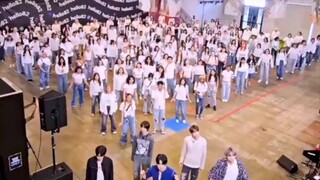 هاه؟ الكثير من الناس في لوس أنجلوس يرقصون مع تي إكس تي؟ 240524hello82 تحديث: أراكم غدًا يا شباب. تي 