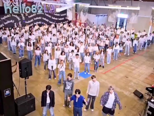 ห๊ะ? มีคนในแอลเอเต้นกับ TXT เยอะขนาดนี้เลยเหรอ? 240524hello82 อัปเดต: เจอกันพรุ่งนี้นะ แชะ~ TXT และ 