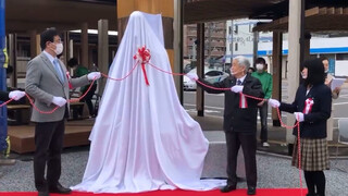 The unveiling ceremony of the life-size bronze statue of Captain Levi is actually 1.8 meters tall an