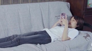 她突然发现，自己买的化妆品几乎一模一样，颜色，款式都没区别