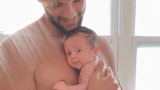 宝宝淋浴，看着好安逸~