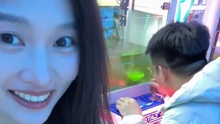 It's getting fierce. Has the doll-catching game developed to this point?