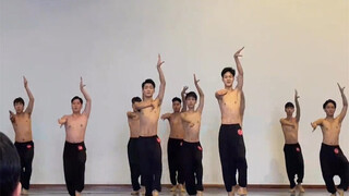 The music suddenly stopped during a college dance exam, and the boy calmly counted the beats to guid