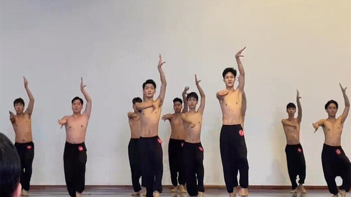 大学生舞蹈考试音乐突然停止，男生淡定数节拍引导同学，结局意外