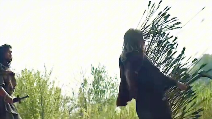 ما إن خطا الرجل خطوة إلى الأمام حتى أُصيب على الفور برصاص كثيف وتحوّل إلى شبه خلية نحل مدمرة.