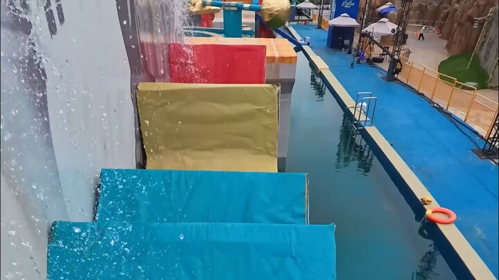 Chúc mừng anh bảo vệ đã nhận được chiếc tủ lạnh!