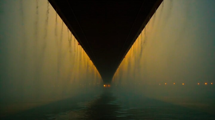 น้ำตกอันตระการตาที่สะพานแม่น้ำแยงซีเกียง เมืองอู่ฮั่น หลังฝนตกหนัก