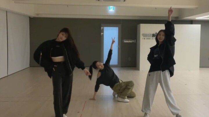 [Taxiong CC] Practice Room of the Crazy Cover – IVE’s Kim Gaeun, Ahn Yujin, and Lee Seo Live Stream 