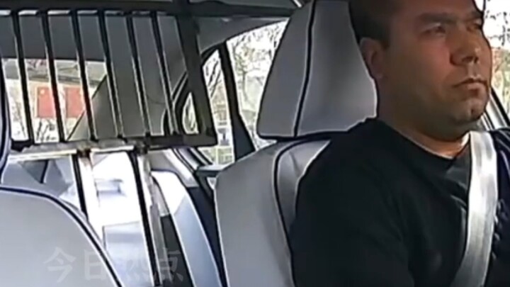 رغم قِصَر المسافة، ساعد السائق الإيغوري في شينجيانغ الراكب في حمل أمتعته. وعندما أراد الراكب دفع مبل