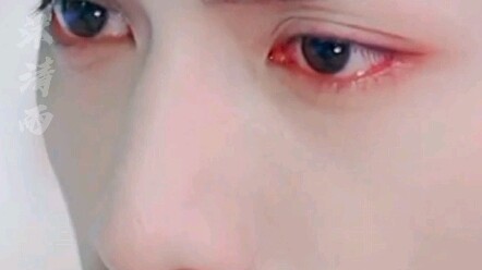 ذيل عينيه الحمراء الرائعة لرون يو~