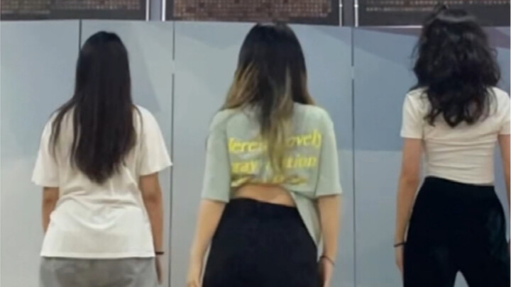 Vũ đạo của Nanan trong "Boys" khá mờ nhạt và bắt chước các cô gái nóng bỏng