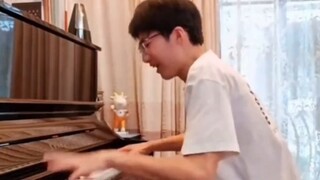 Apakah bermain piano membuatmu elegan? Piano akan tertekan di sini