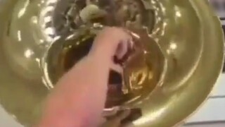 Âm thanh sẽ phát ra như thế nào nếu bạn đặt micro vào loa?