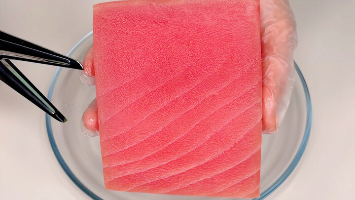 ดื่มด่ำไปกับการหั่นแตงโมไร้เมล็ดแช่เย็นชิ้นใหญ่ 🍉