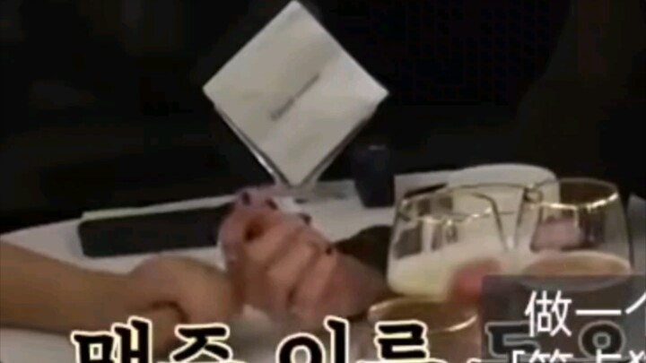 【ควี่ปา】นี่มันอยู่ในร้านอาหารนะ ไม่ใช่บนเตียง คุณสองคนจริงจังกันขนาดนั้นเลยเหรอ!!!