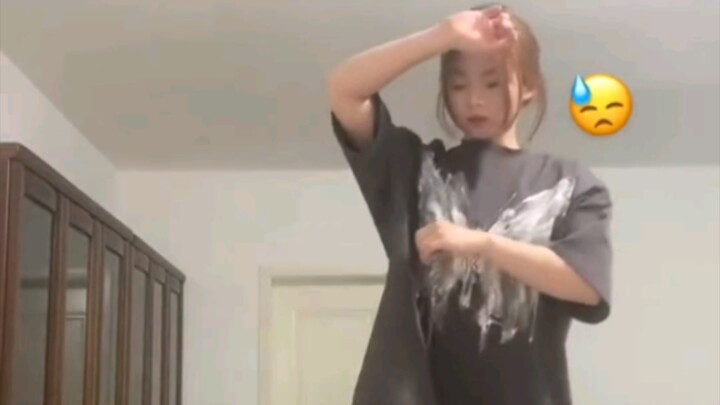 Sis, lagi nampilin salto samping di atas kasur. Pas denger suara ‘clang’ yang nyaring, maafin aku ng