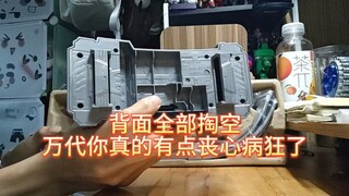 省钱还得看万代，后面全部掏空，这个手机就一个按键，不过用来听听音效也是可以的。