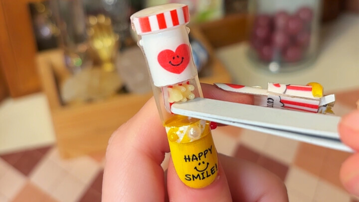 ลองเล่นตู้ของเล่นทำเล็บ ใช้แผ่นติดเล็บที่พิมพ์ลายแล้วมาทำเล็บแบบมีลูกเล่นด้วยตัวเอง ระหว่างตู้หยอดลู