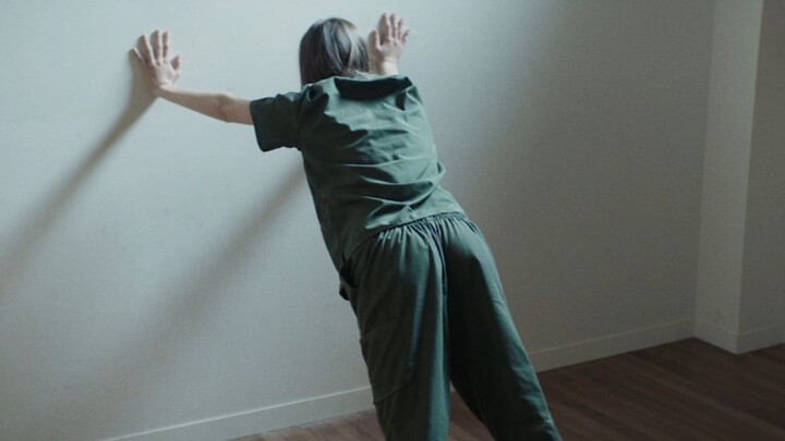 สาวน้อยถูกเพื่อนบ้านโรคจิตจับขัง ถูกตรึงมือทั้งสองไว้กับผนัง ทนทุกข์ทรมานสารพัด หนังสยองขวัญสุดระทึก