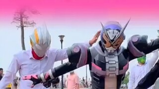 Kamen Rider khóc trên đường phố: Chú vịt vàng dũng cảm động viên