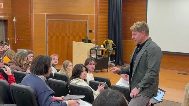 Dosen malah menghukum mahasiswa di depan kelas hanya karena dia salah mengambil buku pelajaran..