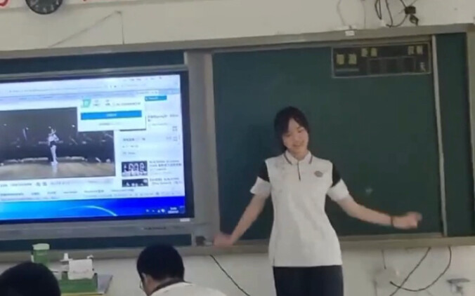 Học sinh cuối cấp trường trung học cơ sở thực nghiệm Trương Châu say mê nhảy theo điệu nhạc "Pink Ve