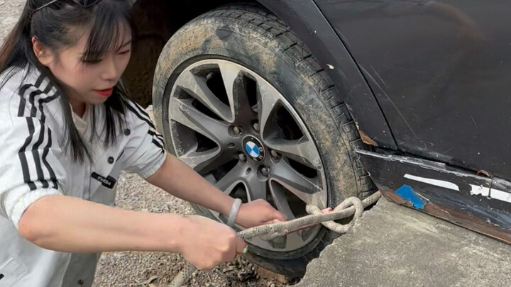Don’t panic if both rear wheels drop into a pothole—this female driver will show you a trick to get 