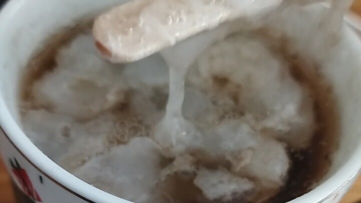 Tại sao cắm que kem cũ vào lò lớn lại biến thành hình dạng này nhỉ?