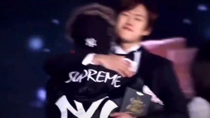 【داوينغ】بحث عن أخيه بعينين حمراوتين وعانقه، ثم صافحه بكل ترحيب. لقد نما داوينغ كثيرًا.