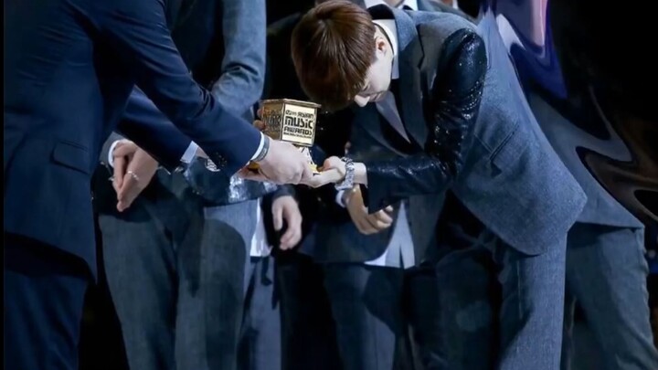 【EXO】Why is Suho such a capable leader? Watch this and you’ll understand—he’s probably the warmest l
